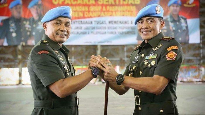 Tri Budi Utomo (kanan) saat menjabat Komandan Paspamres menggantikan Mayjen TNI Agus.
