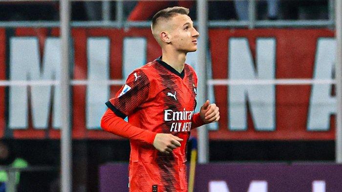 Wonderkid AC Milan Francesco Camarda ketika melakoni debut melawan Fiorentina, pada giornata 13 Liga Italia Serie A, di Stadion San Siro, Minggu (26/11/2023).