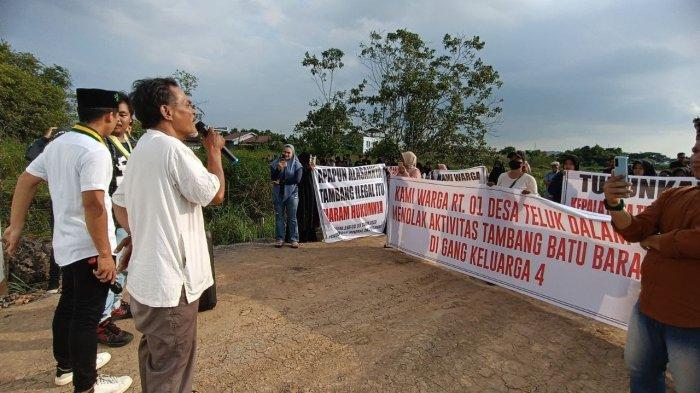 Puluhan perempuan Desa Teluk Dalam, Kukar bersama mahasiswa dan aktivis lingkungan Jatam menggelar aksi demo, Jumat (15/9/2023) sore