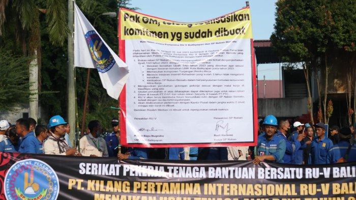 Suasana unjuk rasa oleh SP Naban Bersatu PT Pertamina RU-V Balikpapan yang tengah menuntut perihal besaran upah yang dianggap tidak sesuai, Senin (31/7/2023). // DWI ARDIANTO