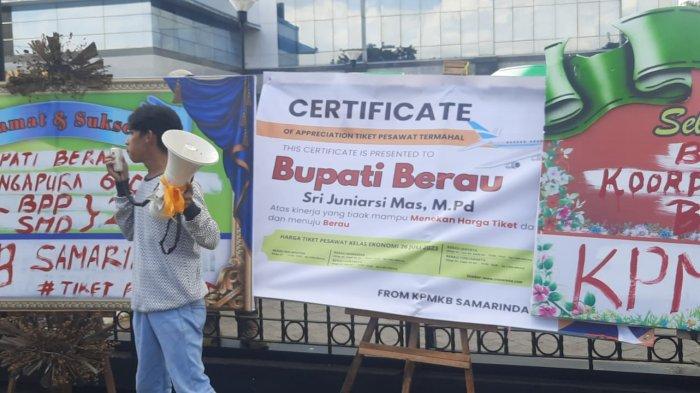 Keluarga Pelajar Mahasiswa Kabupaten Berau (KPMKB)-Samarinda menggelar aksi demo, Kamis (27/7/2023) dan menyematkan 20 karangan bunga.