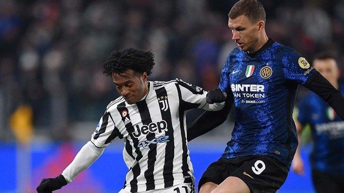 Duel Juan Cuadrado dan Edin Dzeko pada laga Derby D'italia antara Juventus vs Inter Milan di Juventus Stadium, Senin (4/4/2022).