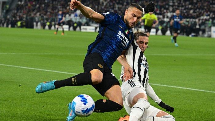 Duel Danilo D'ambrosio dan Adrien Rabiot pada laga Derby D'italia antara Juventus vs Inter Milan di Juventus Stadium, Senin (4/4/2022).