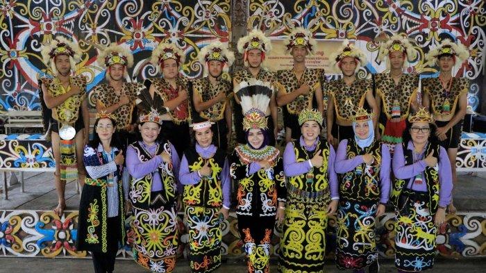 Ketua dan Wakil TP PKK Kaltara, Hj. Rachmawati Zainal, SH – Ping Yansen mengabadikan momen bersama warga Desa Wisata Pimping, Jumat (14/7) lalu.