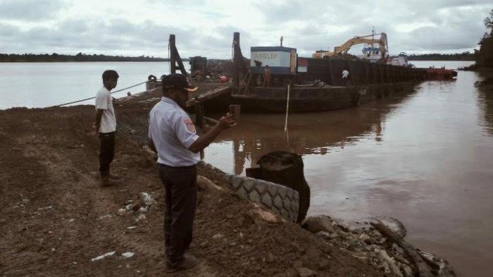 Dishub Tana Tidung lakukan perawatan dermaga Pelabuhan Sebawang, Tana Tidung, Selasa (28/2/2023) kemarin.