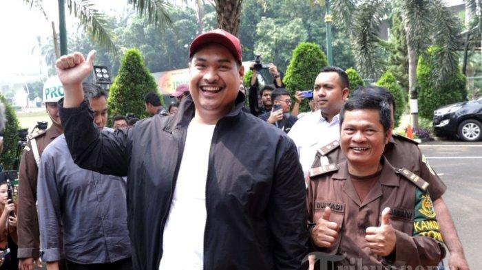 Menteri Pemuda dan Olahraga (Menpora) Dito Ariotedjo tiba untuk menjalani pemeriksaan di gedung Jampidsus Kejaksaan Agung, Jakarta, Senin (3/7/2023). Dito Ariotedjo terkait kasus dugaan korupsi penyediaan menara BTS 4G dan infrastuktur pendukung 2,3,4 dan 5 BAKTI Kominfo.