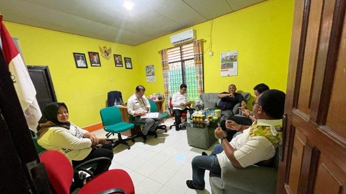Anggota DPRD Kaltara melakukan monitoring pelaksanaan PPDB di SMAN Tarakan, Rabu (05/07/2023).