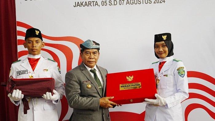 Gubernur Kaltara, DR (HC) H Zainal A Paliwang, M.Hum menunjukkan duplikat bendera pusaka yang diterima dari BPIP di Balai Samudera, Jakarta Utara, Senin (5/8).