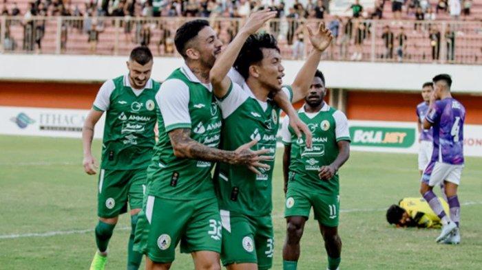 SELEBRASI eks Borneo FC Wahyudi Hamisi usai jebol gawang Persib Bandung.