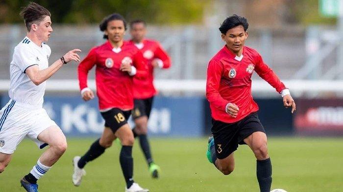 Hanya jadi penghangat bangku cadangan PSM Makassar, eks Timnas Indonesia U-19 Edgard Amping (kanan) dapat petuah dari legenda Juku Eja