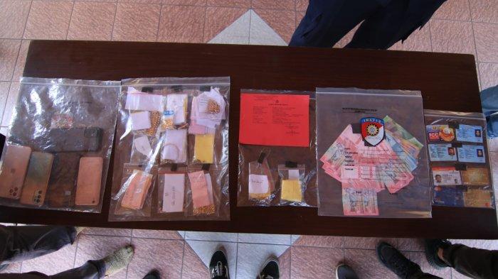 Satreskrim Polresta Balikpapan mengungkap kasus penipuan emas yang dilakukan pasangan suami istri di Balikpapan, Sabtu (29/7/2023). Sejumlah barang bukti terkait kasus tersebut ditunjukkan kepada media.