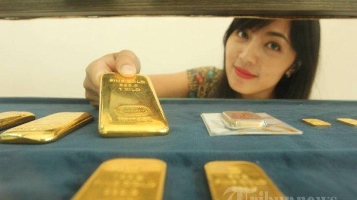 HARGA EMAS ANTAM - Seorang petugas merapikan Logam Mulia (LM) di Butik Emas PT Antam, jalan Pemuda, Kota Semarang, Jateng, Kamis (19/5/2016). Terlihat di laman logam mulia, harga emas hari ini 1 gram pada hari ke-10 puasa Ramadan 2025 sentuh angka Rp 1,693,000 untuk harga dasar.