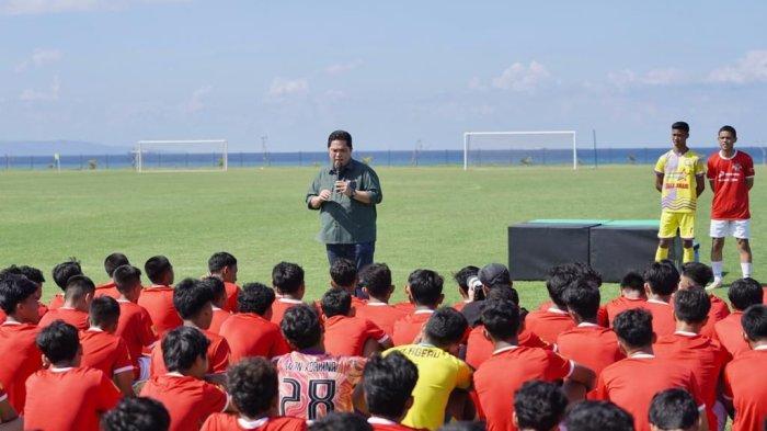 Ketua Umum PSSI Erick Thohir memantau pelaksanaan hari kedua seleksi pemain untuk menjadi bagian Timnas Indonesia U-17 berlangsung di Bali United Training Center, Pantai Purnama, Gianyar. Total ada 947 pemain ikut seleksi.