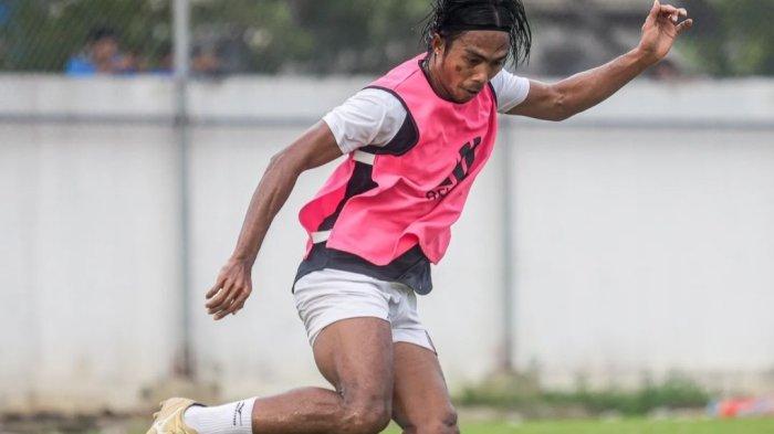 FOTO Erwin Gutawa di sela latihan PSM Makassar. Jelang bursa transfer Liga 1 dibuka, bek PSM Makassar Erwin Gutawa memilih tinggalkan klub berjuluk Juku Eja itu susul Yakob Sayuri dan Yance Sayuri.