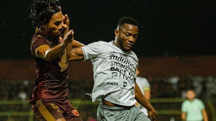 FOTO bek PSM Makassar Erwin Gutawa (merah). Jelang bursa transfer Liga 1 dibuka, bek PSM Makassar Erwin Gutawa memilih tinggalkan klub berjuluk Juku Eja itu susul Yakob Sayuri dan Yance Sayuri.