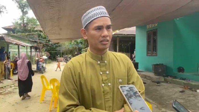 Faizal, anak kedua Almarhumah Hj. Sumarni saat diwawancarai awak media, Kamis (13/7/2023).