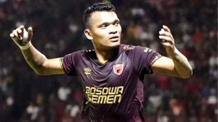 Foto Ferdinand Sinaga saat masih berseragam PSM Makassar. Sosok Ferdinand Sinaga striker Persiba Balikpapan di Liga Nusantara itu malang melintang di sepak bola nasional.