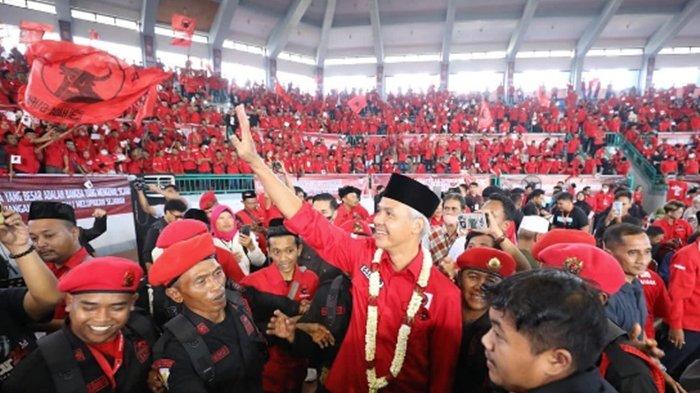 FOTO Ganjar Pranowo bersama kader PDIP. Kader PAN bersuara soal masa depan KIB, terutama pasca PPP yang notabene bagian KIB nyatakan dukung Ganjar Pranowo maju di Pilpres 2024.