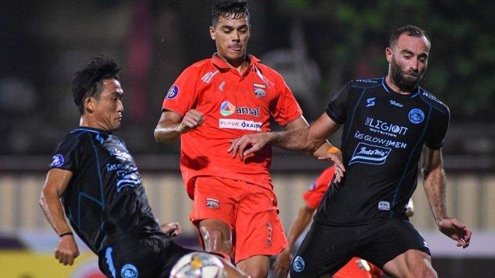 FOTO Penyerang Borneo FC, Matheus Pato (oranye) saat lawan Arema FC. Elite Borneo FC di BRI Liga 1 buka suara pasca liburkan penggawa Pesut Etam. Latihan perdana pasca libur akan dilakukan Borneo FC hari ini.