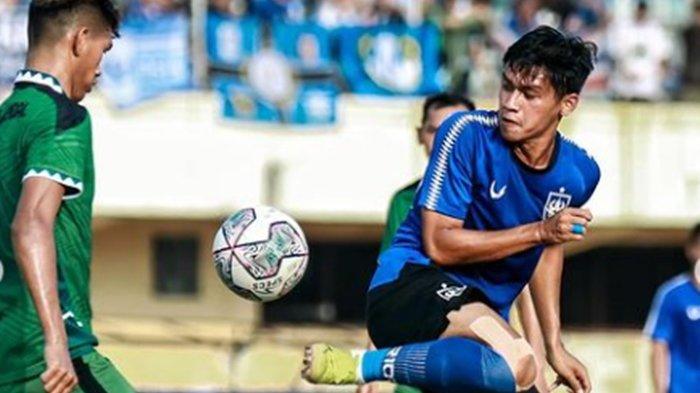 FOTO Septian David Maulana (biru) saat uji coba kontra Persik Kendal. Kolega Taisei Marukawa di PSIS Semarang bongkar kendala klub berjuluk Mahesa Jenar itu jelang duel Persija Jakarta di ajang pemanasan sebelum Liga 1.