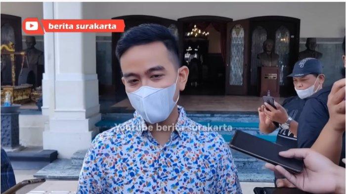 Foto prewedding Erina Gudono seolah beri bocoran soal tanggal pernikahan dengan Kaesang Pangarep, Gibran Rakabuming respon dengan komentar kocak. (Tangkapan Layar YouTube Berita Surakarta)