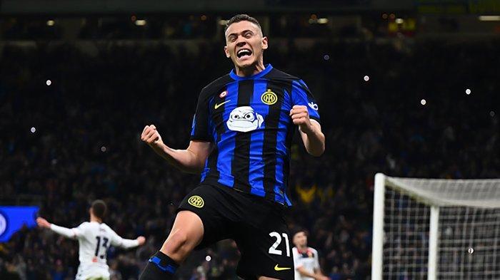 Selebrasi Kristjan Asllani seusai mencetak gol perdana untuk Inter Milan, pada pertandingan pekan ke-27 Liga Italia Serie A melawan Genoa, di Stadion Giuseppe Meazza, Selasa (5/3/2024). (Twitter / @inter)