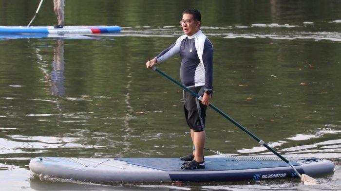Pj Gubernur Kaltim Akmal Malik menikmati keseruan olahraga paddling di Hendra Wisata Pesona Mangrove Balikpapan. (TRIBUN KALTIM/Dwi Ardianto)