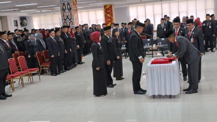 Gubernur Kaltara H Zainal Paliwang saat melantik, sekaligua mengambil sumpah/janji jabatan terhadap para pejabat administrator dan pengawas di lingkup Pemprov Kaltara.