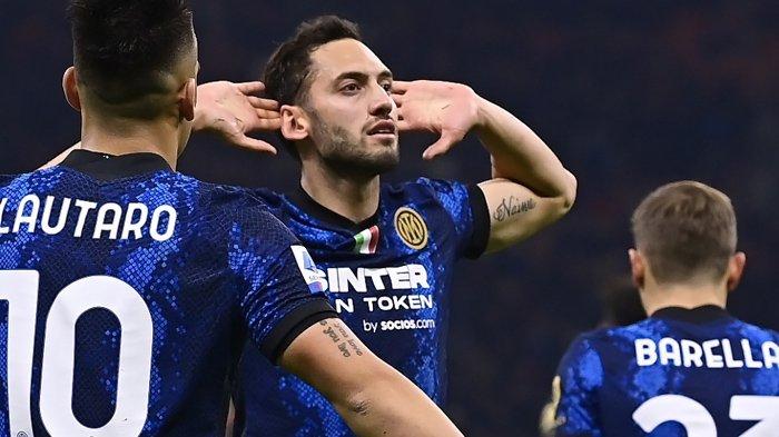 Selebrasi Hakan Calhanoglu ke arah Curva Sud dalam Derby della Madonnina AC Milan vs Inter Milan di Stadion San Siro, Senin (8/11/2021).