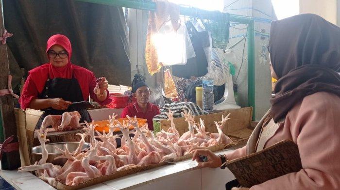 Harga ayam potong di Pasar Imbayud Taka masih dibandrol Rp 55 ribu per kg.