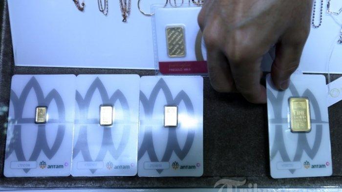 HARGA EMAS ANTAM - Pedagang menata emas Antam di Jakarta, Rabu (17/2/2021). Simak harga emas Antam hari ini pada Senin 7 Juli 2025 yang terpantau turun Rp 7 ribu per gram di laman logam mulia. Tribunnews/Irwan Rismawan
