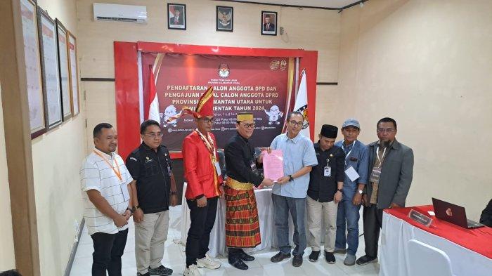 FOTO Hasan Basri saat menyerahkan berkas persyaratan di Kantor KPU Kaltara. Simak artikel Kaltara Memilih terbaru, Hasan Basri kini satu-satunya incumbent di empat besar calon DPD Dapil Kalimantan Utara atau Kaltara sesuai real count KPU terbaru.