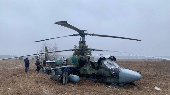 Helikopter serang Ka-52 Rusia mendarat dilaporkan di barat laut Kyiv, Ukraina. (Twitter/@conflicts)