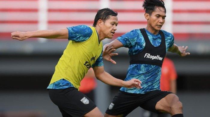 FOTO duo eks Arema FC yang perkuat Borneo FC, Adam Alis dan Hendro Siswanto (kanan). Pelatih Borneo FC Pieter Huistra memuji eks Arema FC Hendro Siswanto karena menjadi salah satu pemain Pesut Etam yang paling fit di latihan perdana kemarin.
