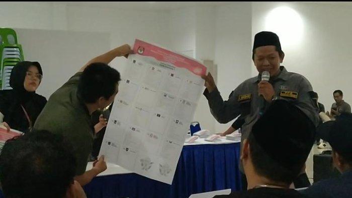 Kegiatan buka kotak dan hitung ulang surat suara fisik hasil PSU di Dapil 1 Kecamatan Tarakan Tengah untuk menyamakan data C Plano untuk TPS 32 Sebengkok. TRIBUNKALTARA