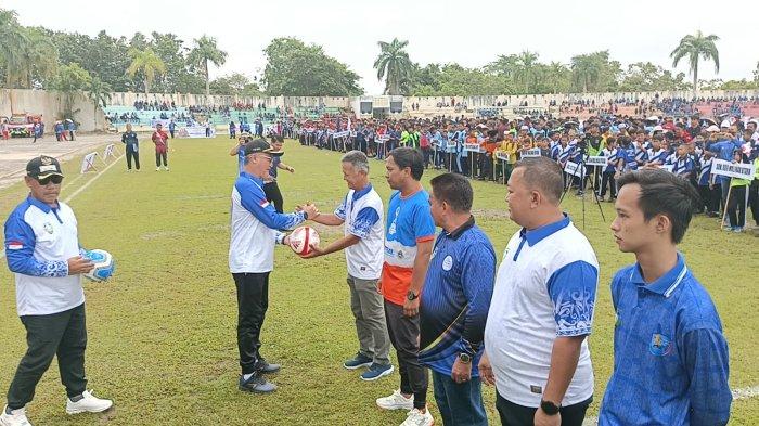 Parade pembukaan liga sepak bola lintas kategori di Stadion Utama Malinau, Kalimantan Utara, beberapa hari lalu.