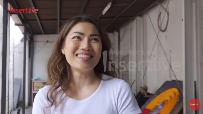 Inge Anugrah akui sudah tak pernah berkomunikasi lagi dengan Ari Wibowo kendati masih tinggal satu rumah (Tangkapan Layar YouTube Insert Live)