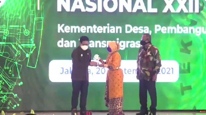 Inovator asal Kaltara, Misri Ayu Suntrik saat menerima penghargaan Juara 2 Nasional Teknologi Tepat Guna.