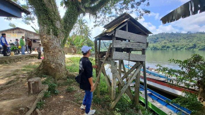 Intake atau pipa penyedot air di Sungai Desa Antutan yang sudah tidak berfungsi lagi.