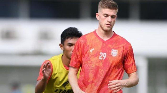 Dua pekan bersama Borneo FC, Jelle Goselink yang akan jadi calon tandem Matheus Pato curhat cuaca di Indonesia cukup panas.