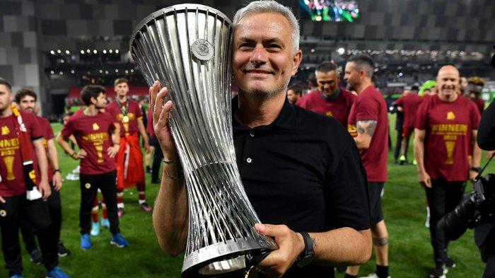 Jose Mourinho mengangkat trofi UECL Conference League, setelah membawa AS Roma menang atas Feyenoord dengan skor 1-0, di Tirana, Albania, Kamis (26/5/2022).