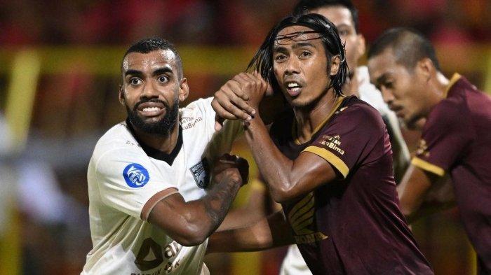 BERDUEL bek Borneo FC Julio Cesar (putih) berduel dengan bek PSM Makassar, Erwin Gutawa. Jelang bursa transfer Liga 1 dibuka, bek PSM Makassar Erwin Gutawa memilih tinggalkan klub berjuluk Juku Eja itu susul Yakob Sayuri dan Yance Sayuri.