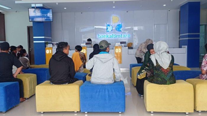 Aktivitas di Kantor Bankaltimtara di Tana Tidung, Kalimantan Utara.