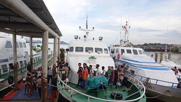 Ilustrasi kapal penyeberangan rute Nunukan-Tawau  dan sebaliknnya di Pelabuhan Tunon Taka Nunukan Kalimantan Utara. 
TRIBUNKALTARA.COM/ Febrianus Felis.