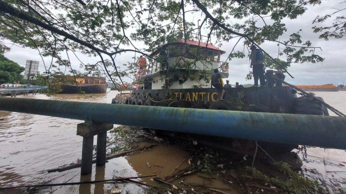 Kapal TB Atlantic dan Tongkangnya Indomarina 3002 yang diduga menabrak pipa intake PDAM di Jalan Gajah Mada, Samarinda, Senin (3/7/2023).