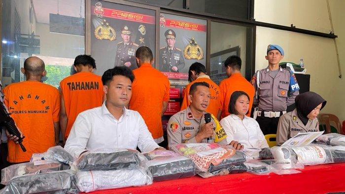 Kapolsek Nunukan Ipda Disco Barasa menunjukkan barang bukti dugaan asusila terhadap anak dibawah umur, belum lama ini.
