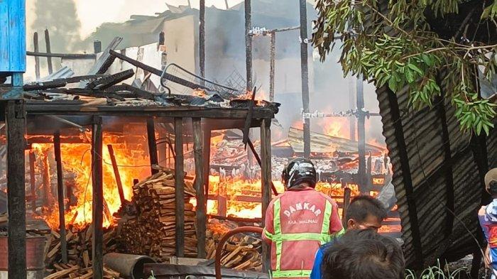 Kebakaran di permukiman padat penduduk RT 5 Desa Reapen Tubu, Kecamatan Malinau Utara, Kabupaten Malinau, Kalimantan Utara, sabtu (18/5/2024). (TRIBUNKALTARA.COM / MOHAMMAD SUPRI)