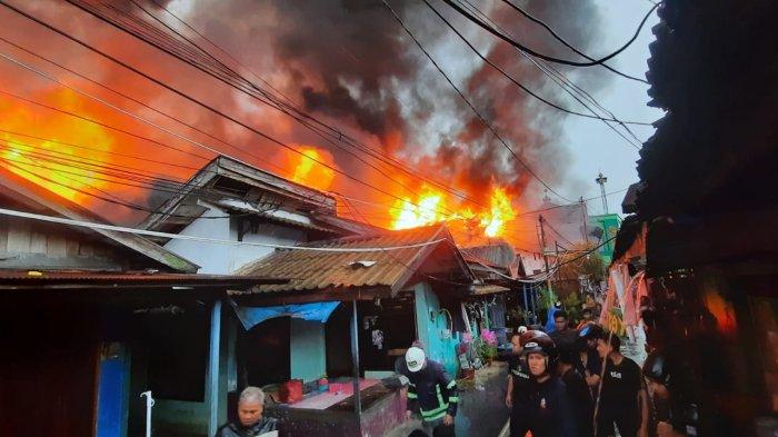 Warga bahu membahu memadamkan kobaran si jago merah melahap pemukiman padat Jl dr Sutomo Gang 4 RT 33 Kelurahan Sidodadi Kecamatan Samarinda Ulu, Kota Samarinda, Kamis (21/12/2023). Puluhan rumah ludes terbakar.