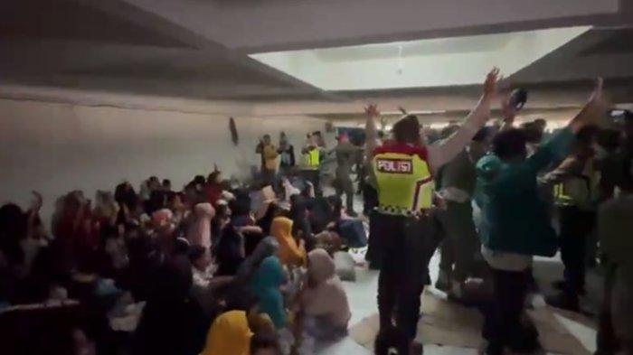 Aparat kepolisian mencoba menghadang aksi Mahasiswa Aceh yang berupaya mengangkut paksa pengungsi Rohingya di Balai Meuseraya Aceh.