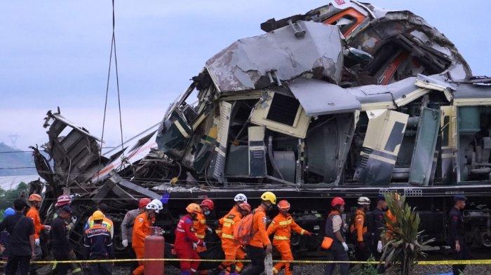 Kereta Api (KA) Turangga jurusan Surabaya Gubeng-Bandung bertabrakan dengan KA lokal atau Commuter Line (CL) Bandung Raya dengan nomor KA 350 pada Jumat (5/1/2024) pagi. (TRIBUN JABAR/GANI KURNIAWAN)